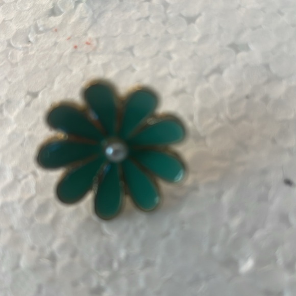 Bundle of 4 vintage flower stud earrings for pierced ears - Picture 3 of 10